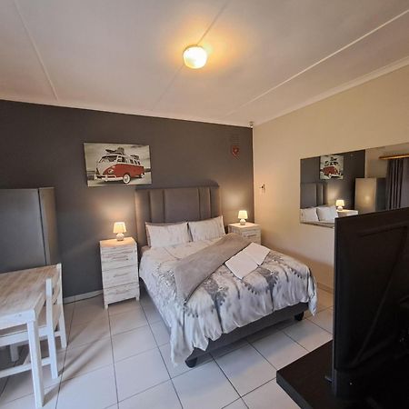 Home Away From Home Pinetown Exterior photo