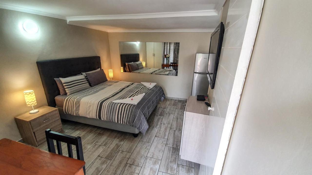 Home Away From Home Pinetown Exterior photo
