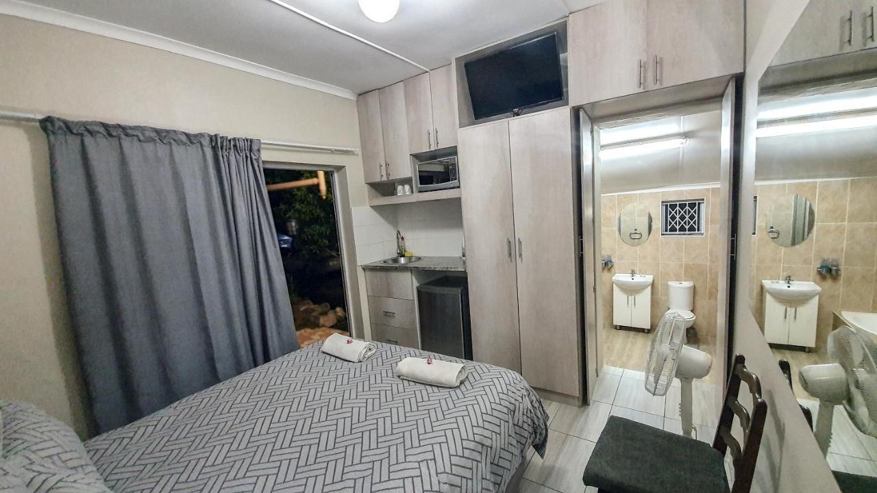 Home Away From Home Pinetown Exterior photo