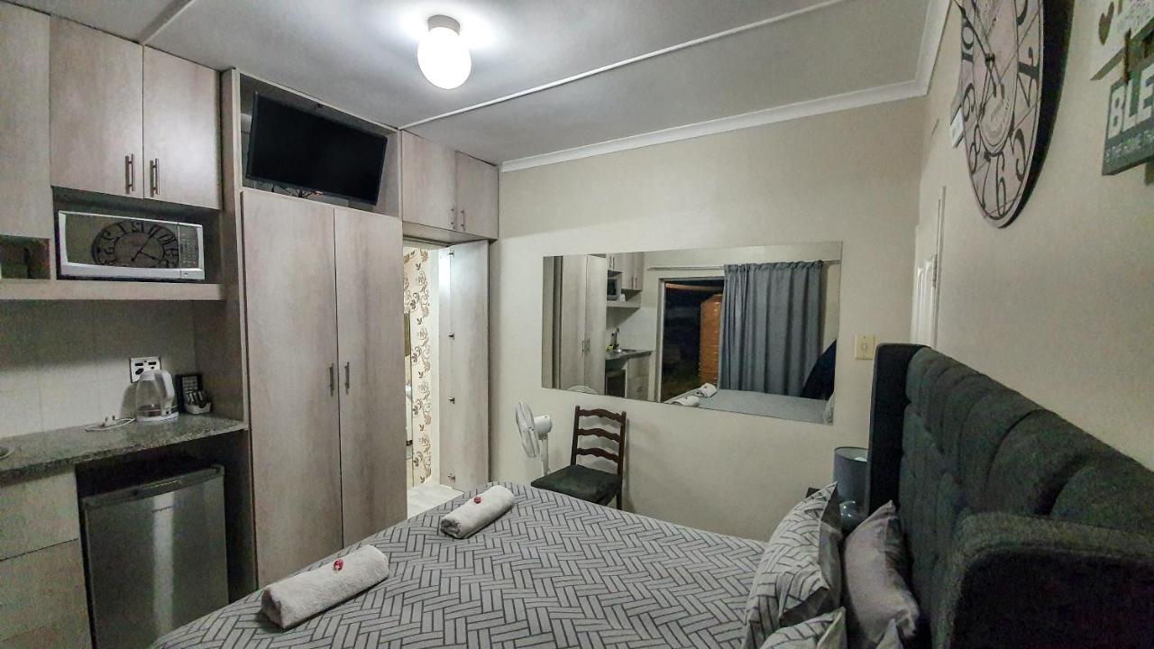Home Away From Home Pinetown Exterior photo