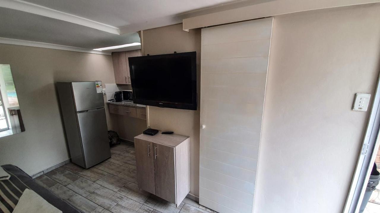 Home Away From Home Pinetown Exterior photo
